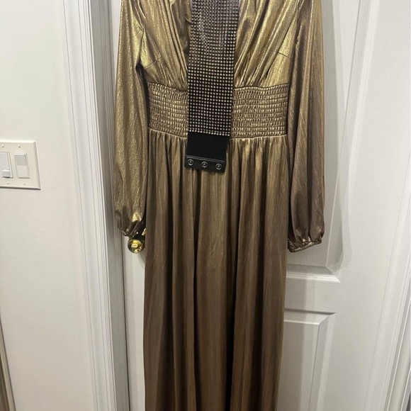 Gold dress. Size M. Worn one time for a photoshoot. Like New. - Picture 4 of 5